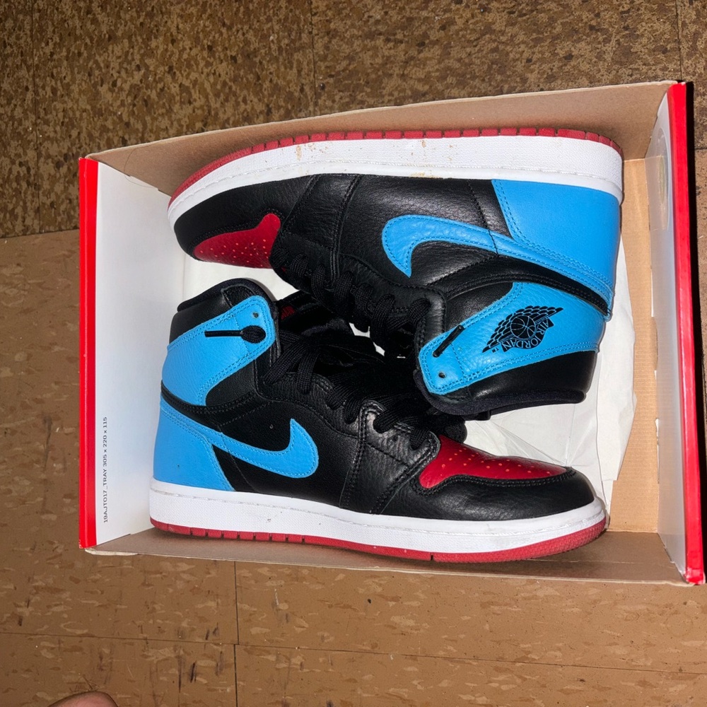 WMNS AIRJORDAN 1 HIGHOG hardly wornsize 8.5 womenfits a size 9 inwomen n6.5 kids